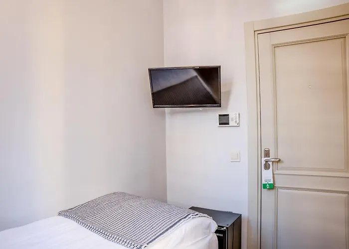 November Bed & Breakfast *